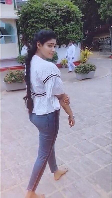 උපාසක මහත්තයා මූවින්ග් මෑඩ්.jpg