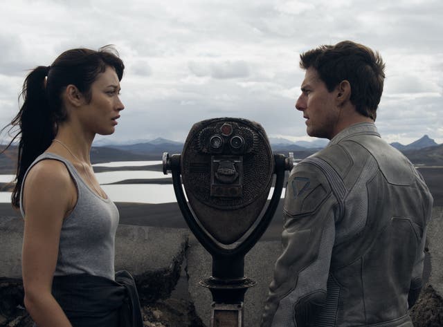 52-oblivion-tom-cruise.jpg