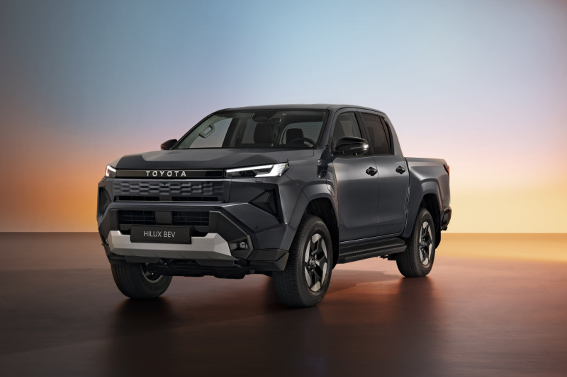 800_2025toyotahiluxbevhero1.jpg