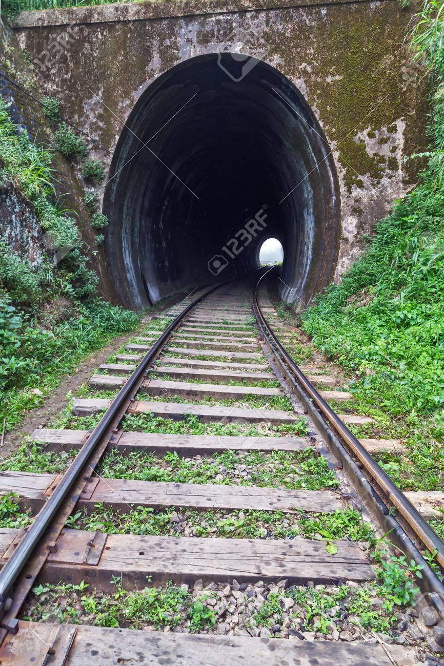 90337140-railways-sri-lanka-tunnel-nine-arch-bridge-in-demodara-ella-.jpg