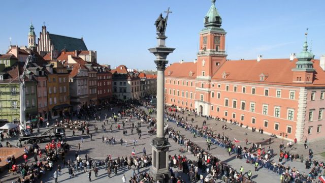 _87513982_poland_warsaw_castlesquare.jpg