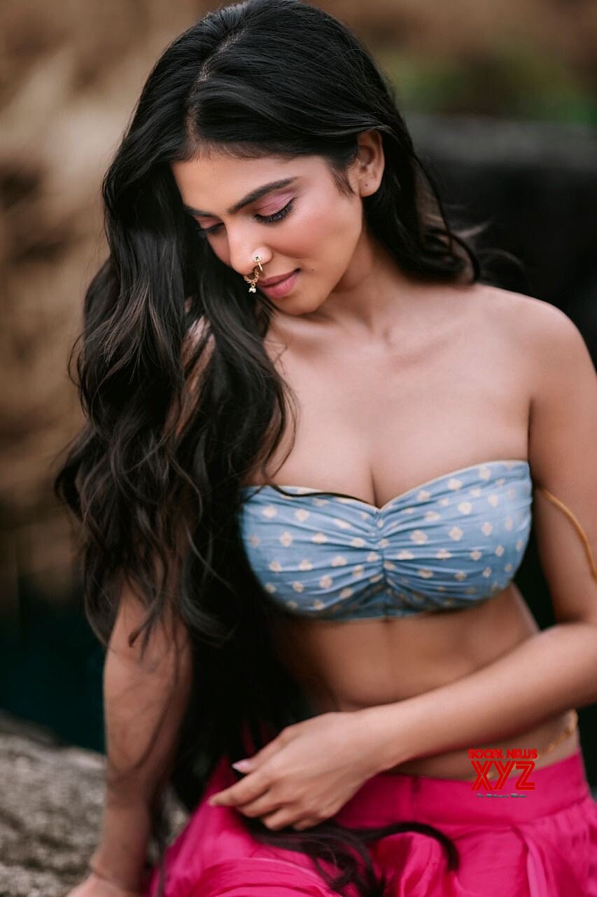 Actress-Malavika-Mohanan-new-Instagram-stills-takes-the-Internet-by-storm-.jpg