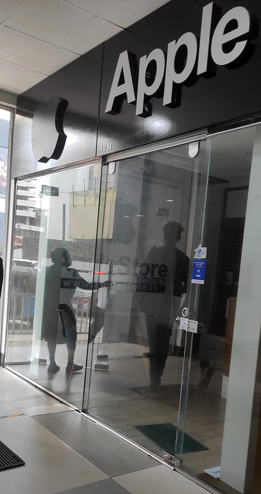 apple store.jpg