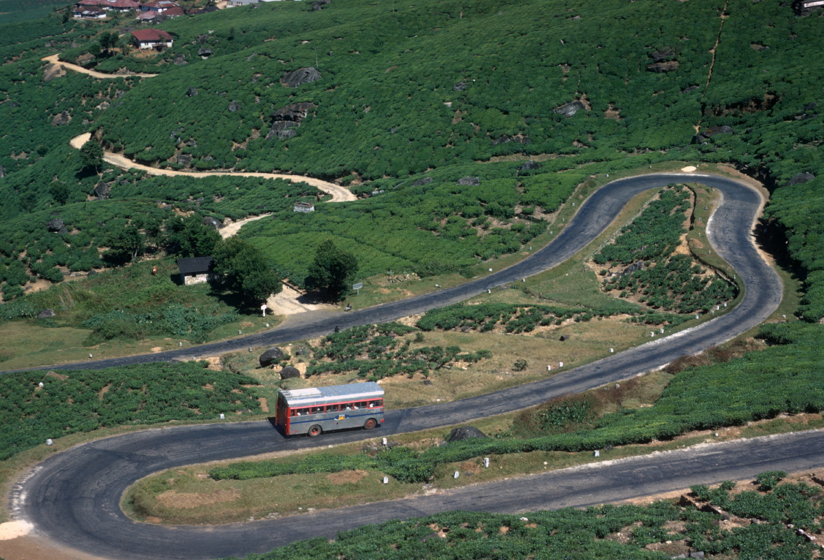 bus-descending-ramboda-pass-road-near-nuwara-eliya-1973_3358930578_o.jpg