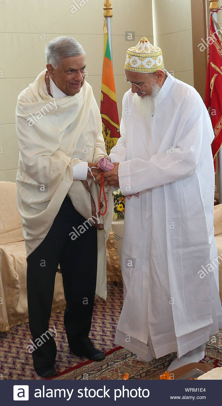 colombo-sri-lanka-10th-sep-2019-sri-lankan-prime-minister-ranil-wickremesinghe-l-shake-hands-s...jpg