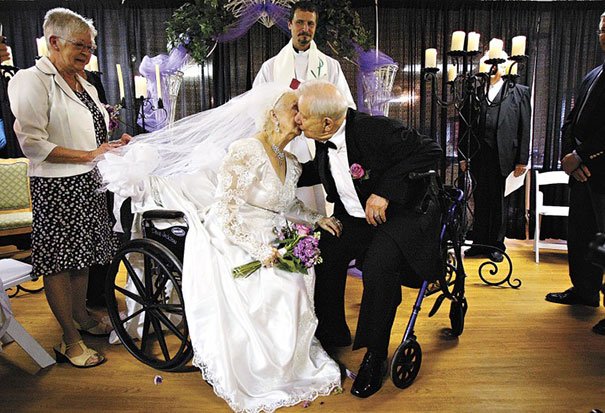 elderly-couples-in-love-14-57f4be8934a77__605.jpg