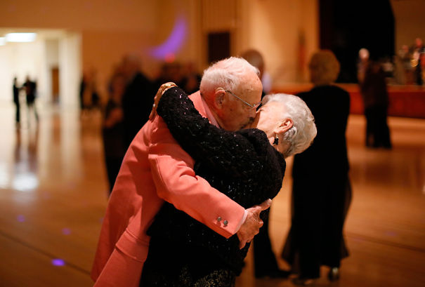 elderly-couples-in-love-35-57f4db1bd66e4__605.jpg
