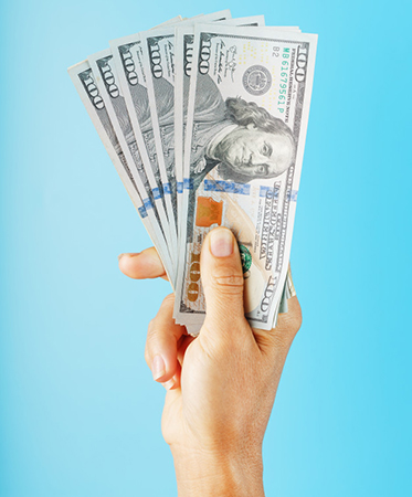 hand-with-one-hundred-dollar-bills-blue_94046-5022.jpg