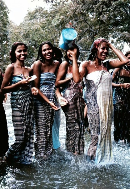 Jeunes-femmes-se-baignant-dans-une-rivi-re-Kataragana-au-Sri-Lanka-en-juillet-1967_pbiwq__plea...jpg