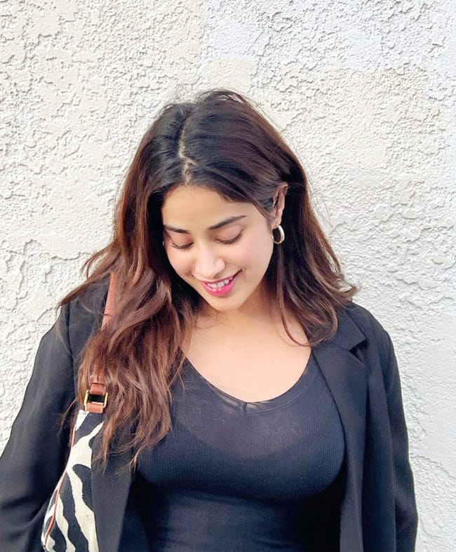 jhanvi-kapoors-goofy-picture-is-adorable-202111-1637307530.jpg