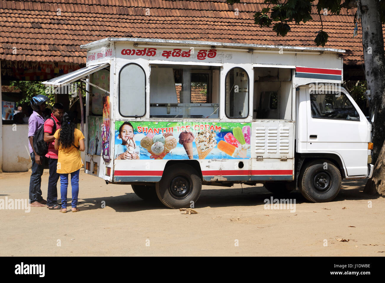 kandy-sri-lanka-people-buying-ice-cream-from-ice-cream-van-J1DWBE.jpg