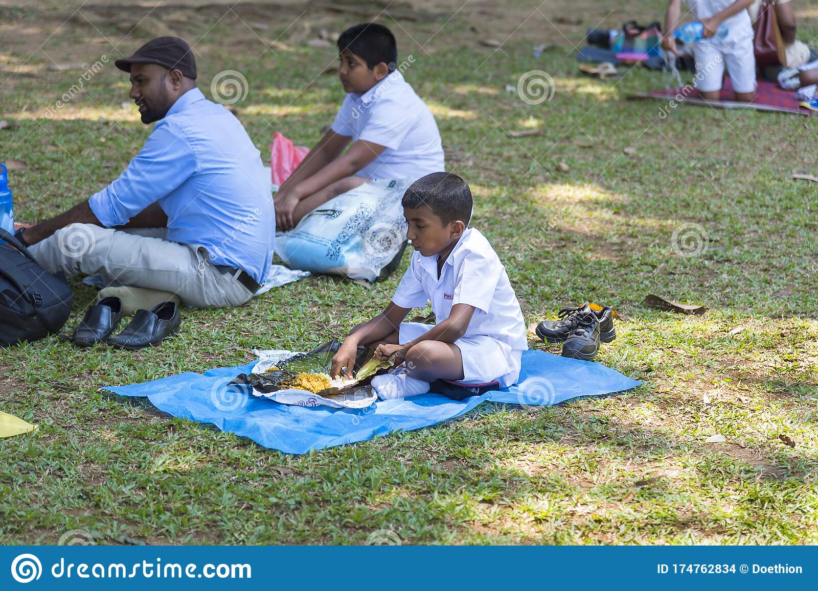kandy-sri-lanka-peradeniya-botanical-gardens-small-school-boy-seated-eating-traditional-lunch-...jpg