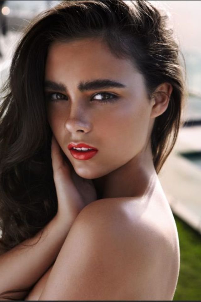 large_fustany-beauty-hair-18_photos_of_thick_eyebrows_that_will_give_you_eyebrow_goals-11.jpg