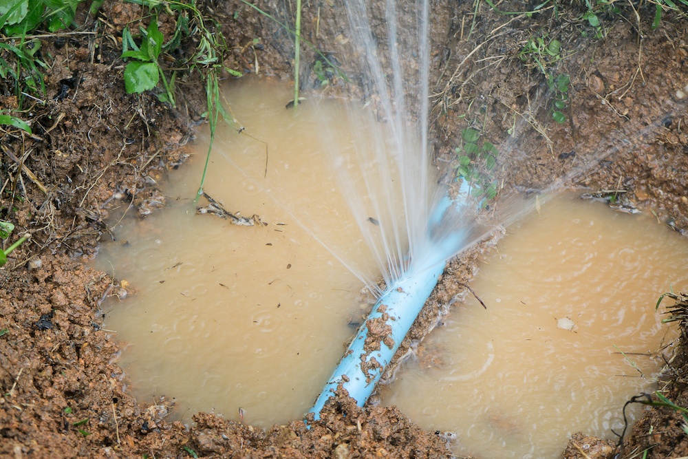 leaking+water+pipe-3398318609.jpeg