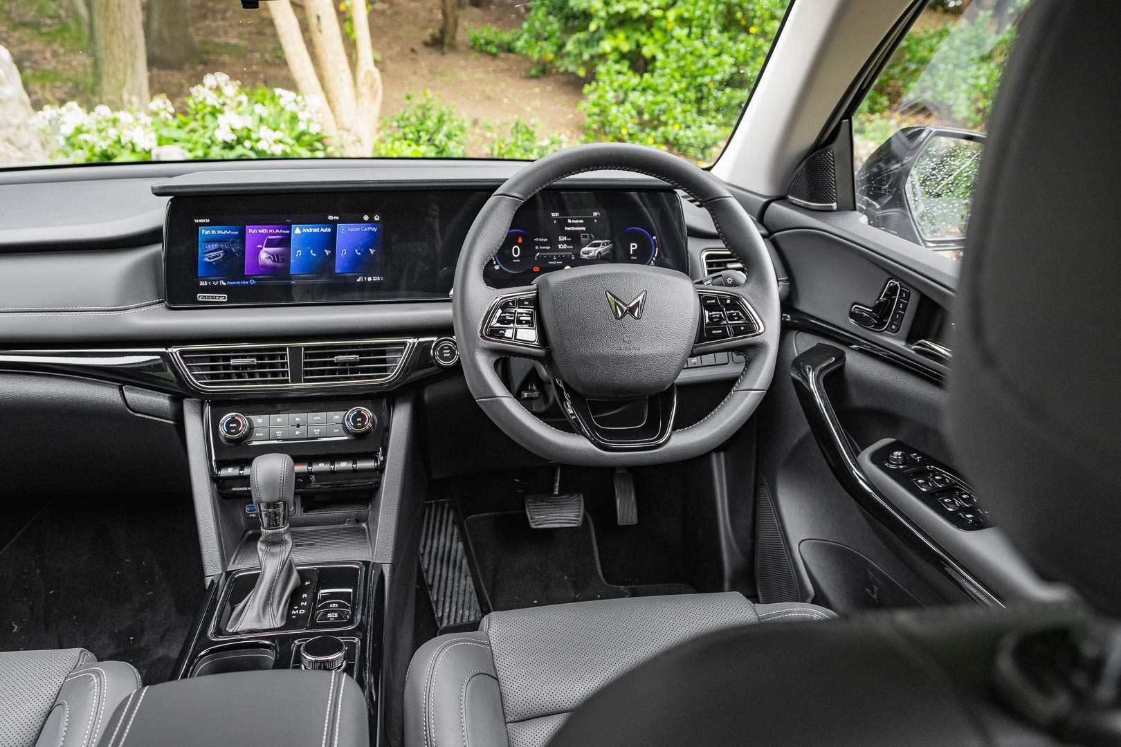 Mahindra-XUV700-AX7L-front-dash-interior.jpg