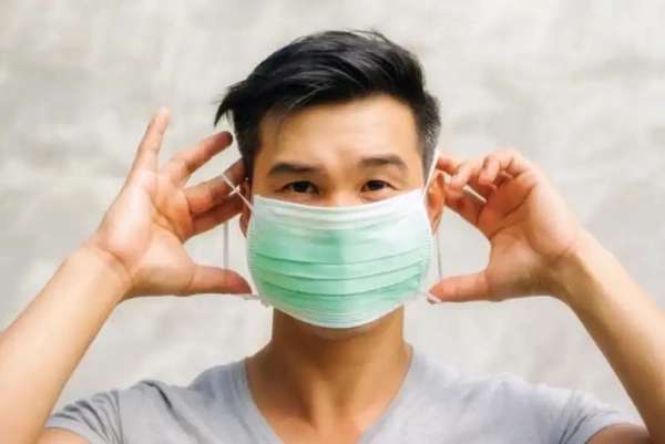 Man-putting-on-a-surgical-mask-1030x687_copy_600x401.jpg