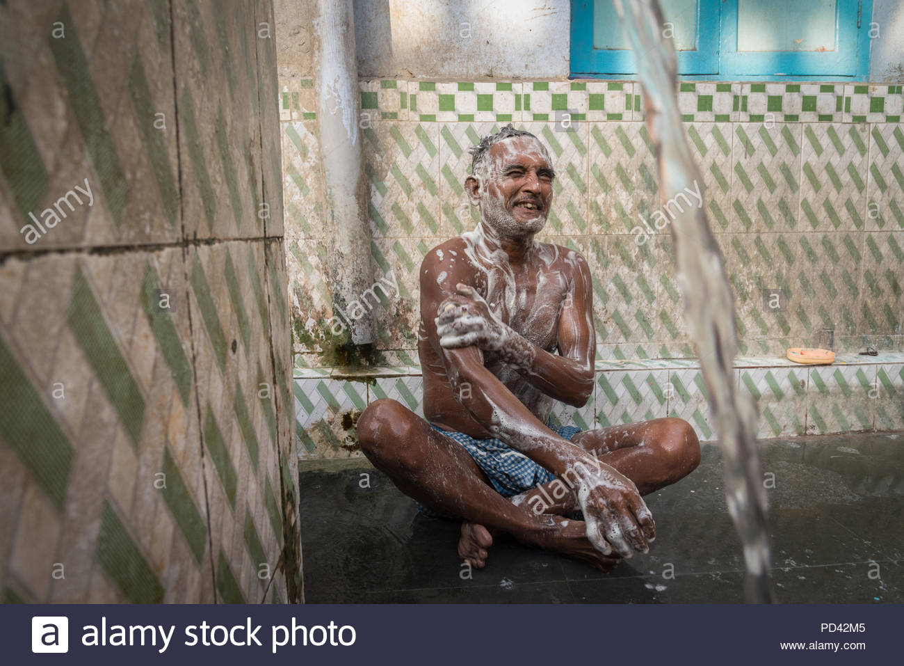 man-washing-in-a-public-bathing-spot-kolkata-india-PD42M5.jpg