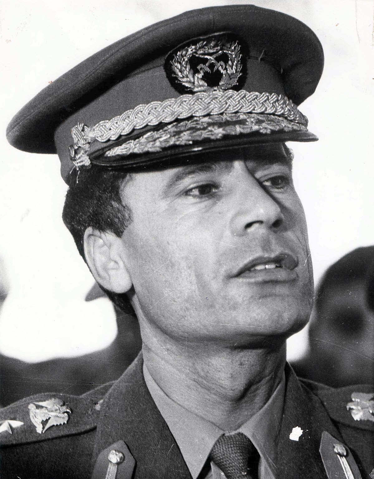 Moamer_el_Gadafi_(cropped).jpg