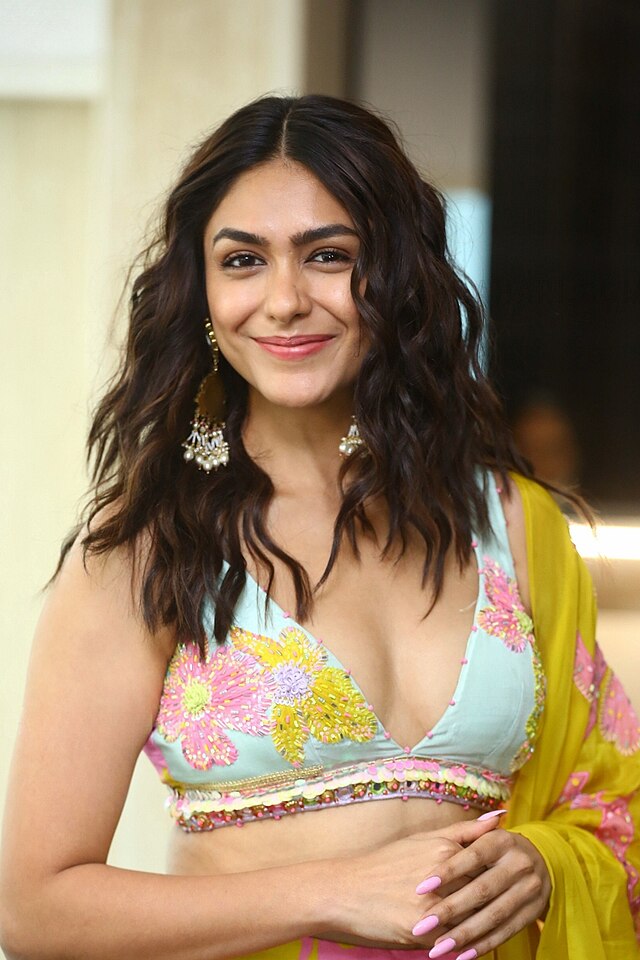 Mrunal_Thakur_at_Sita_Ramam_trailer_launch_(1).jpg