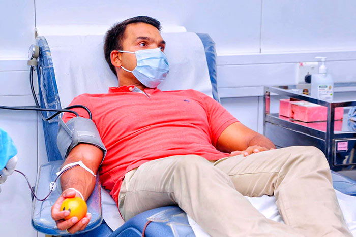 namal-rajapaksa-donates-blood.jpg