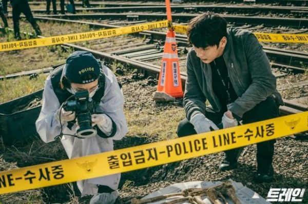 photos-new-stills-added-for-the-upcoming-korean-drama-train-2020-07-03-600x399.jpg