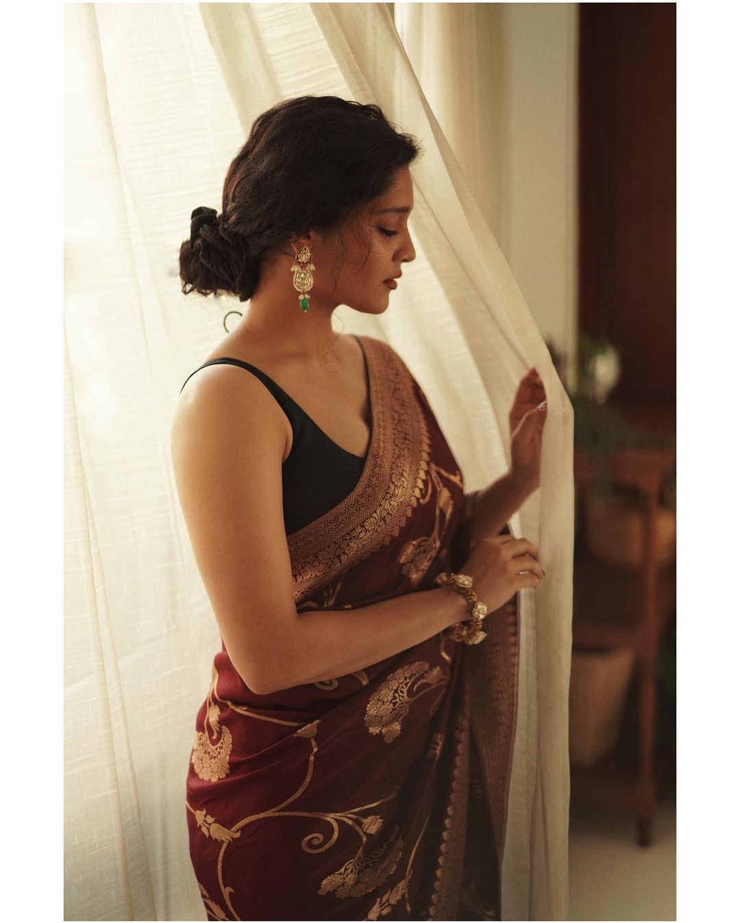 ritika-singh-hot-model-saree-photoshoot (5).jpg