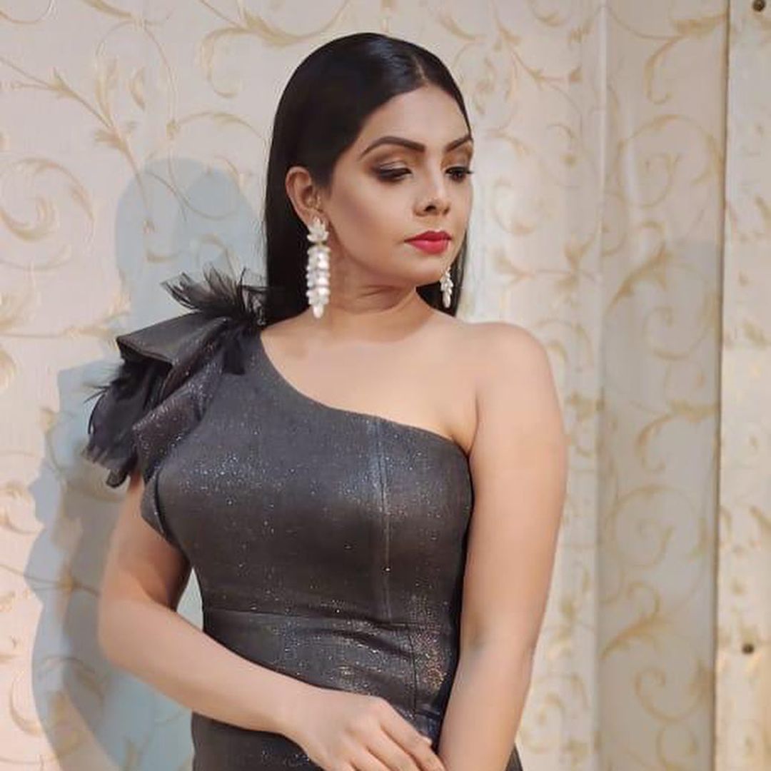 thalagalanirosha~p~CLJekj3JZ44~1.jpg