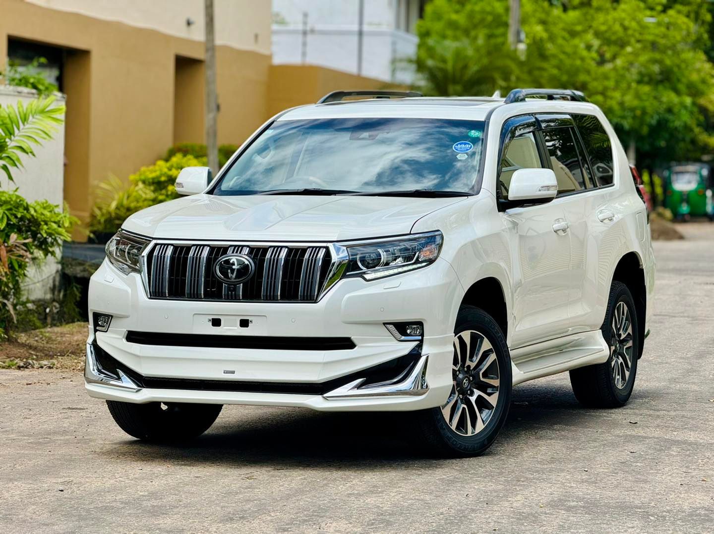 Toyota_Land_Cruiser_Prado_2023_247c967116.jpg