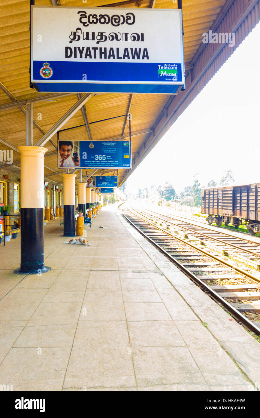 train-tracks-and-empty-platform-with-sign-of-railway-station-at-diyathalawa-HKAF4W.jpg