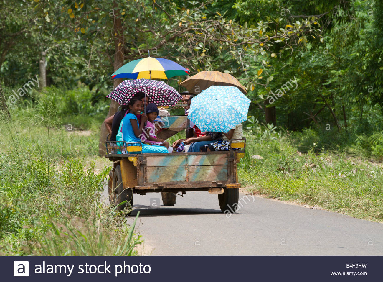 villagers-ride-in-the-back-of-a-tractor-near-anuradhapura-sri-lanka-E4H9HW.jpg
