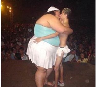 what a perfect couple_funny people picture with a big girl kiss a super skinny guy.jpg
