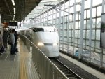 shinkansen_arrives_at_kyoto[1].jpg
