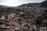 People are searching the available materials in the ruins.jpg