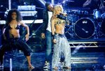 shakira-dizzee-rascal-106615836[1].jpg