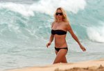pamela-anderson-bikini-hawaii-1.JPG