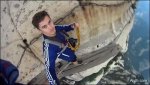 2 Hua-Shan-Plank-worlds-most-dangerous-hiking-trail-Most Famouse Extreme Selfies www.aluth.com.jpg